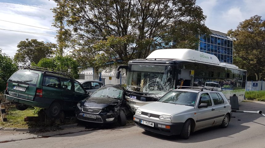 Автобус блъсна 7 коли в ''Орландовци'' в София (СНИМКИ)