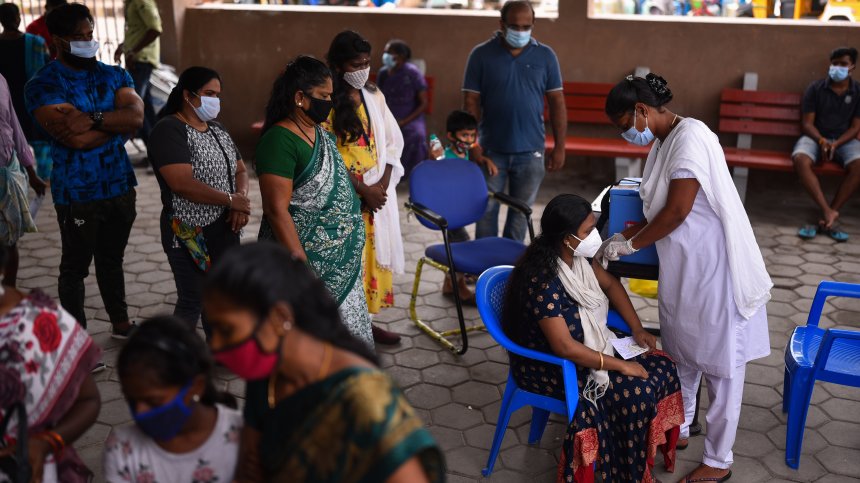 Ваксинационен рекорд в Индия - 10 млн. души са имунизирани само за един ден