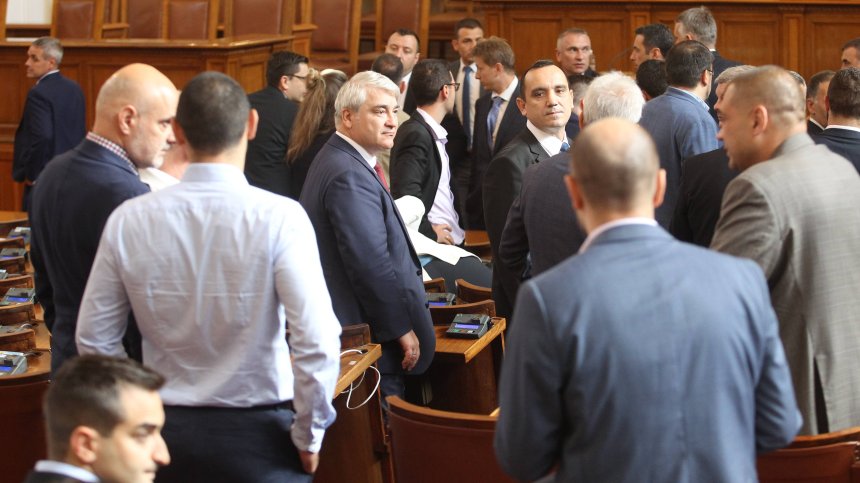 Напрежението в НС ескалира: Неуспешен опит да се върнат хартиените бюлетини