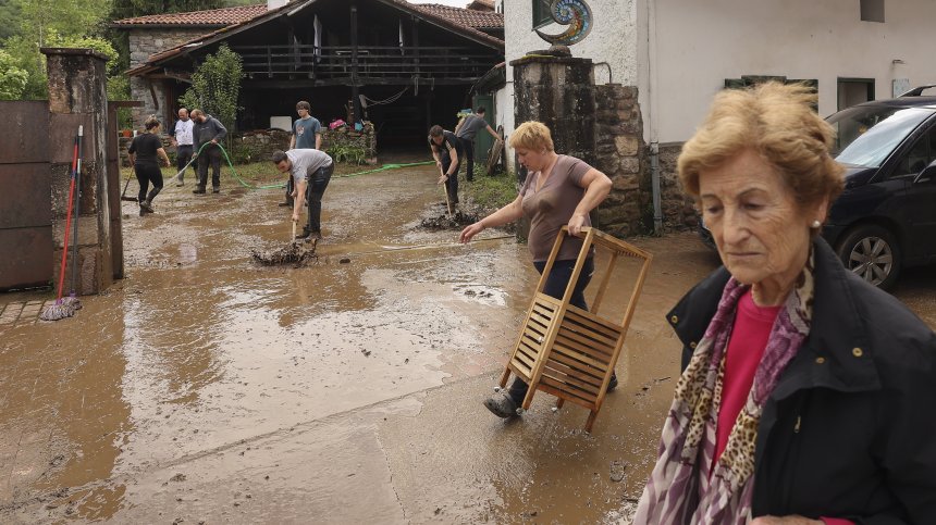Обилни дъждове "потопиха" Валенсия, затвориха училища в голяма част от Испания