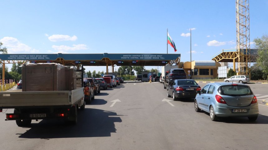С часове се чака на "Дунав мост"&nbsp;заради натоварения трафик от туристи