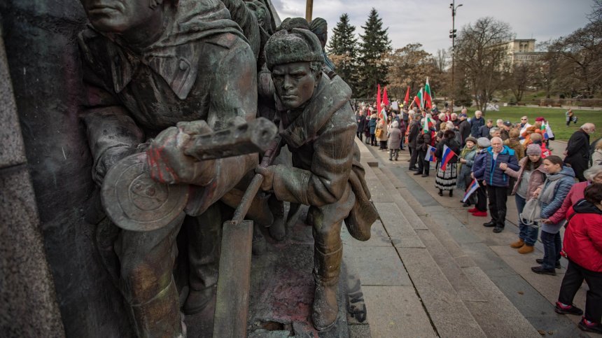 Едновременно атака и защита на Паметника на съветската армия, напрежението ескалира