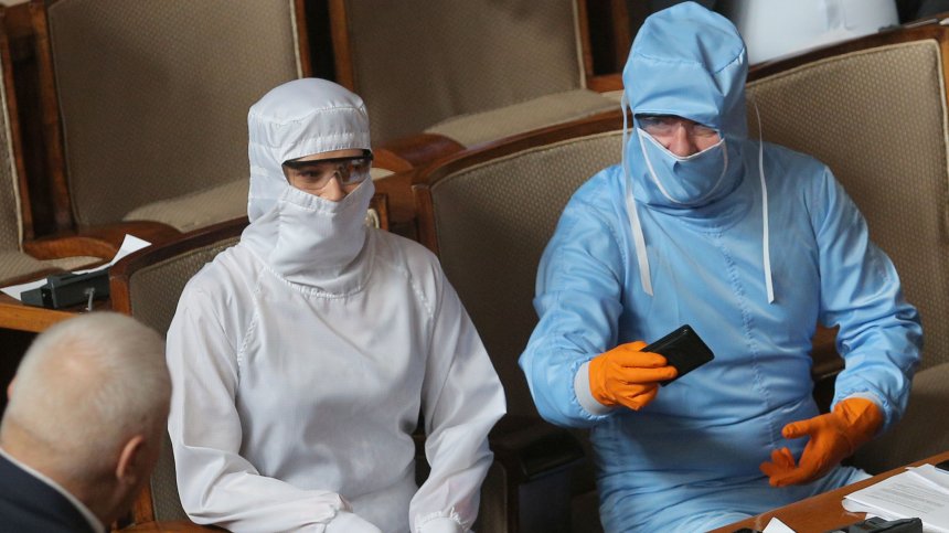 Невиждано: Депутатите с маски и защитни облекла в парламента