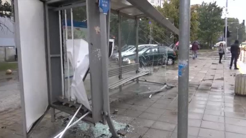 Автомобил се вряза в автобусна спирка в Пловдив заради дъжда