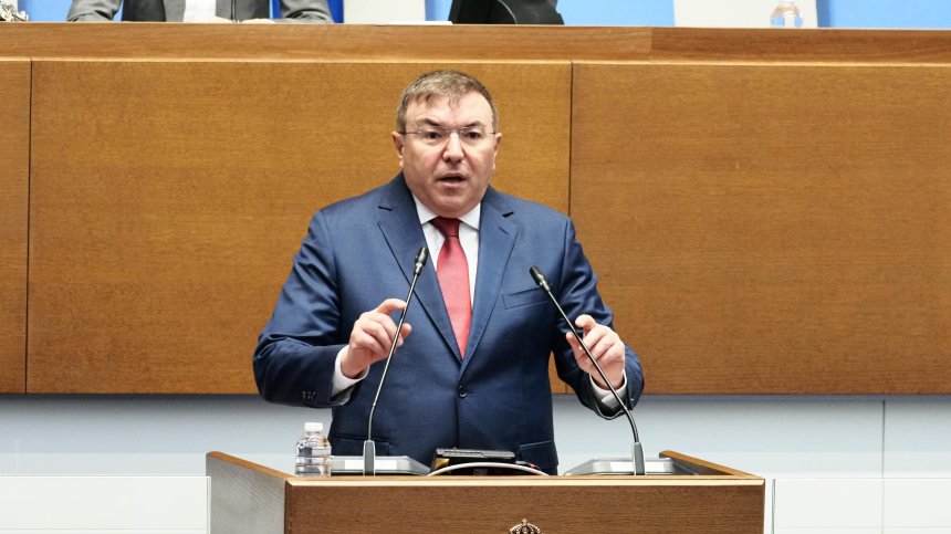 Служебният кабинет на Гюров разпали политическа буря в парламента