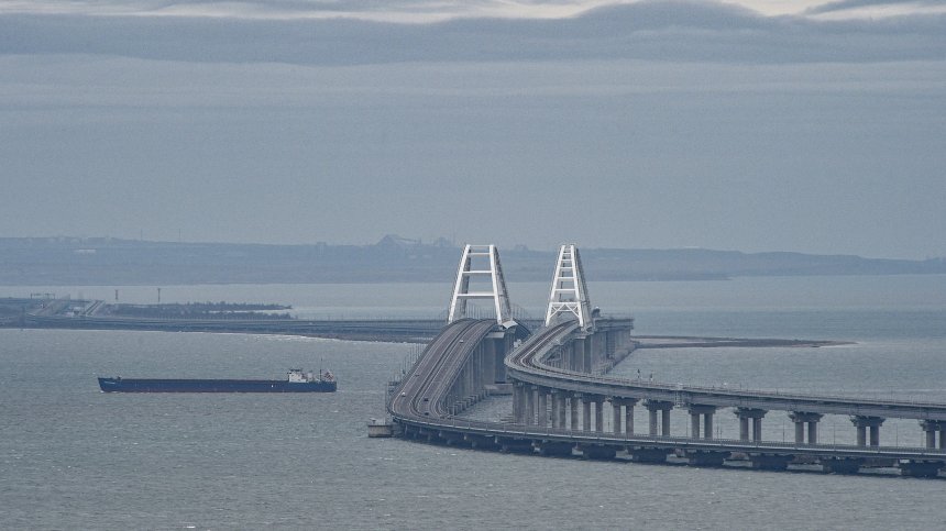 Спряха движението на коли по Кримския мост, Украйна с опит за нападение с дрон