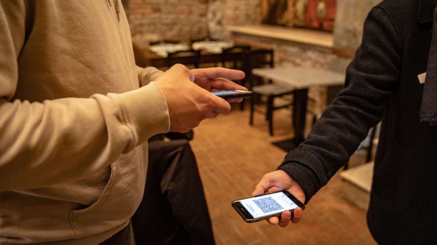 Със строги мерки в Италия изолират от публичните дейности неваксинираните