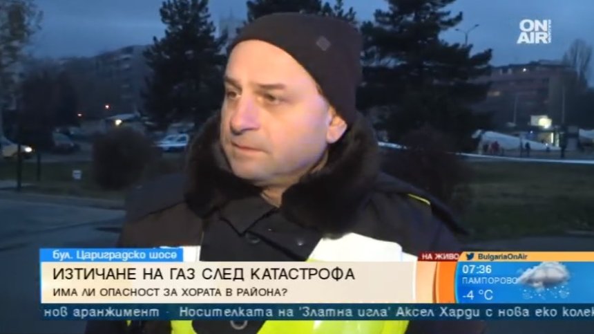 Замерванията на бензиностанцията, в която се вряза кола, продължават