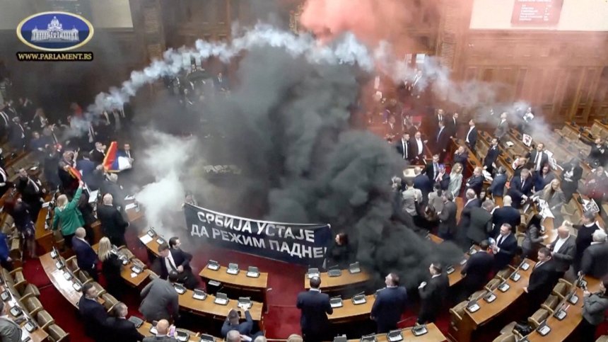 Жена е с инсулт от шокова бомба след безредиците в парламента в Сърбия