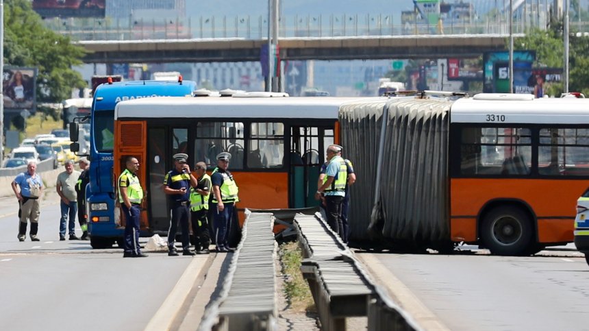 Директорът на СДВР: Камери са заснели поднасянето на автобуса на "Цариградско шосе"