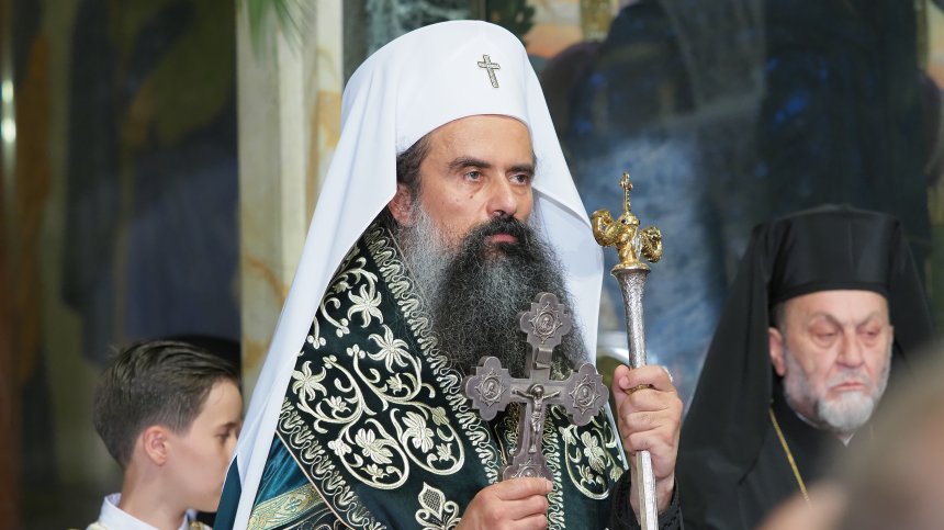 Интронизацията на патриарх Даниил: Вярващи го посрещнаха с викове "Достоен!"