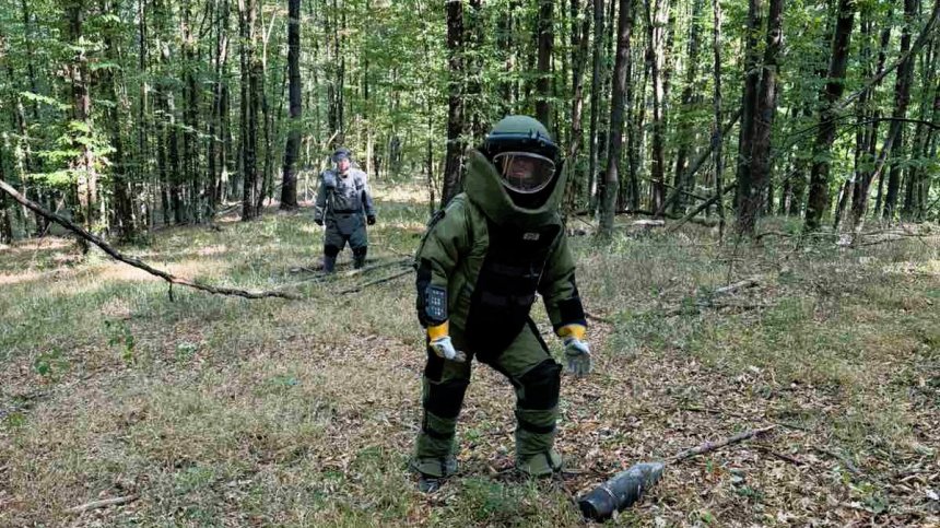 Военни разчистват района край "ЕМКО": Открити са десетки невзривени боеприпаси