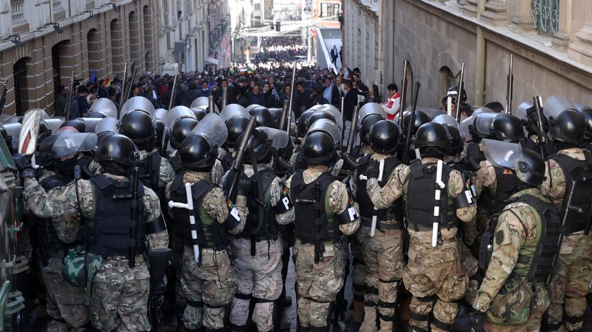 Опит за военен преврат в Боливия - танк и военни нахлуха в президентския дворец (СНИМКИ)