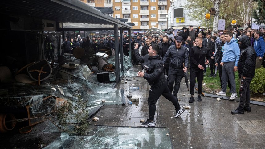 Сълзите отстъпват място на гнева в Кочани (СНИМКИ)