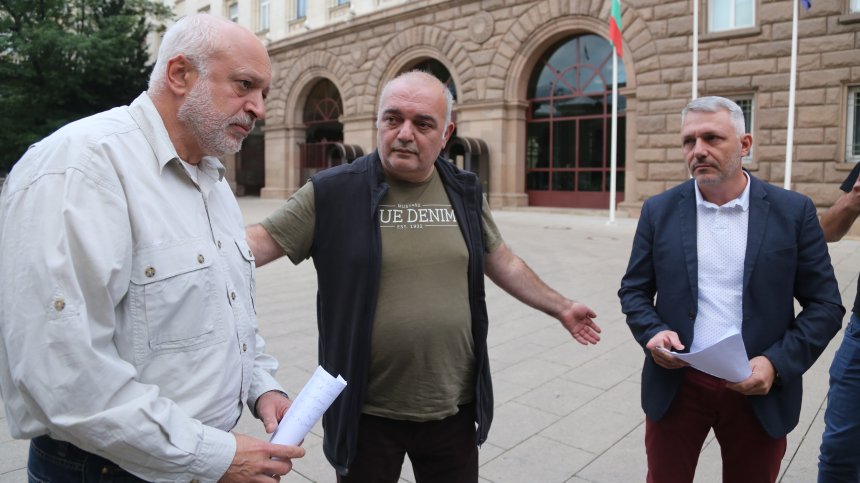 "Отровното трио" с имейл до евродепутатите преди заседанието