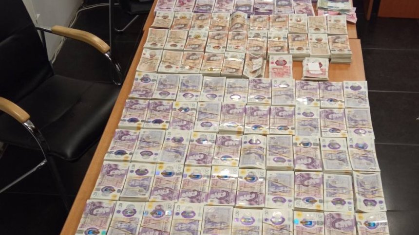 Митничари с удар за 2 млн. лв. при проверки на камион и два автобуса