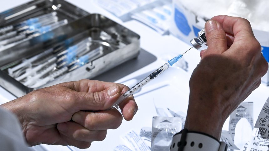 Затворници с тежки симптоми след предозиране с ваксината на Pfizer