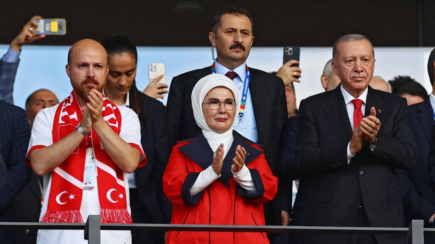 Ердоган не донесе късмет на турците на Евро 2024, аплодира ги от трибуните (СНИМКИ)