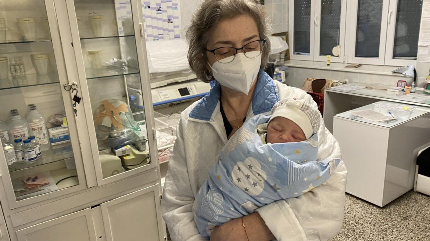 Високообразованите българки по-късно стават майки, 60% от децата са извънбрачни