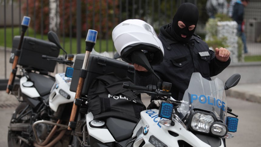 В Сливен родители нападнаха полицай при задържането на сина им