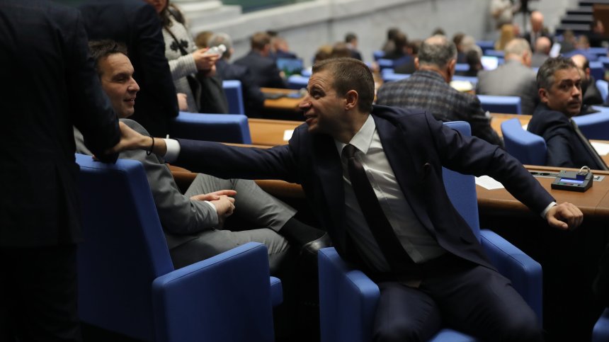 Ще отхвърлят ли депутатите ветото на Йотова върху промените в Изборния кодекс?