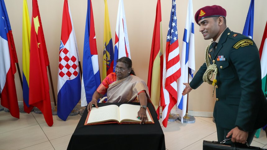 Хеликоптерът на президента на Индия заседна в прясно излят бетон (+ВИДЕО)