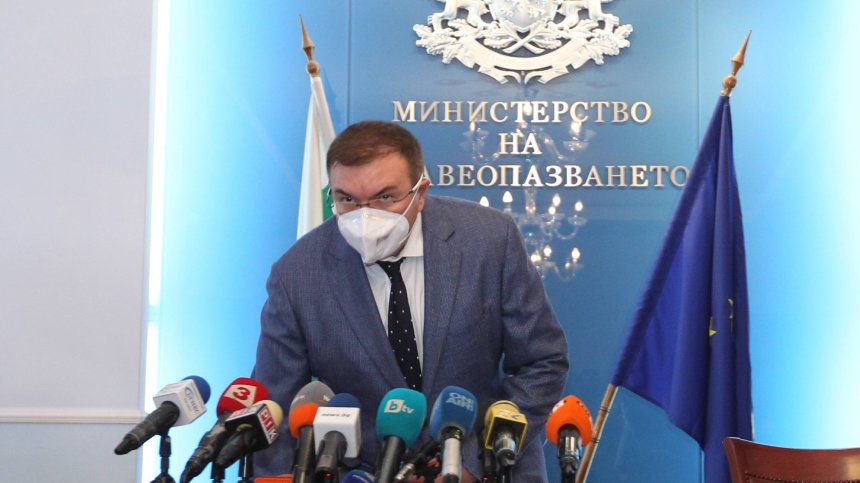 Министър Ангелов: От четвъртък маските на открито ще са задължителни