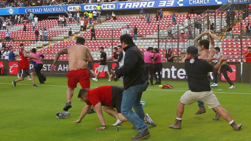 Двама загинали и 20 ранени след кървавото меле на футболния мач в Мексико