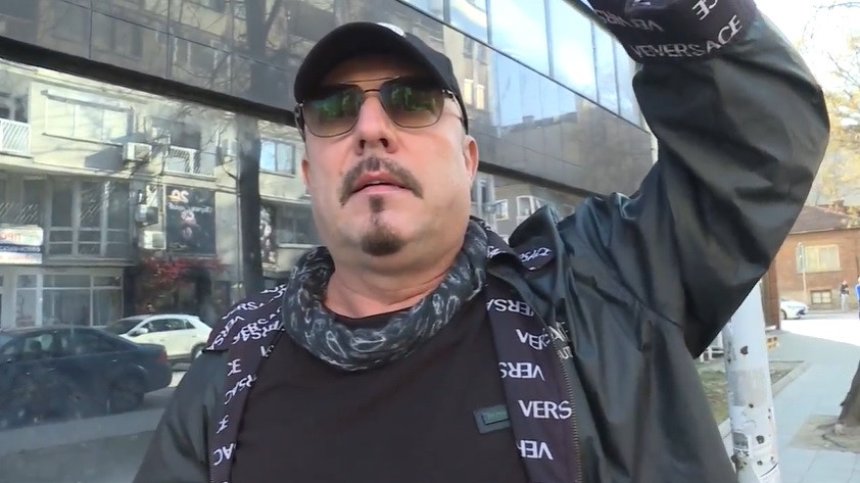 Музикант от "Канарите" стана жертва на улична шахта и е със счупен пръст