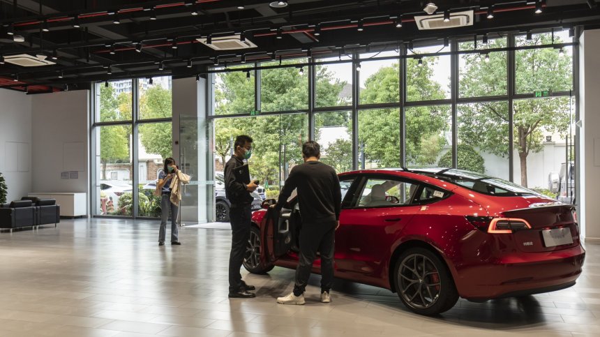 Клиенти на Tesla недоволстват срещу намалените цени на колите