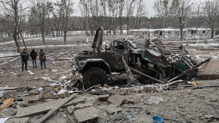Бомбардираха летище в Украйна, има загинали цивилни