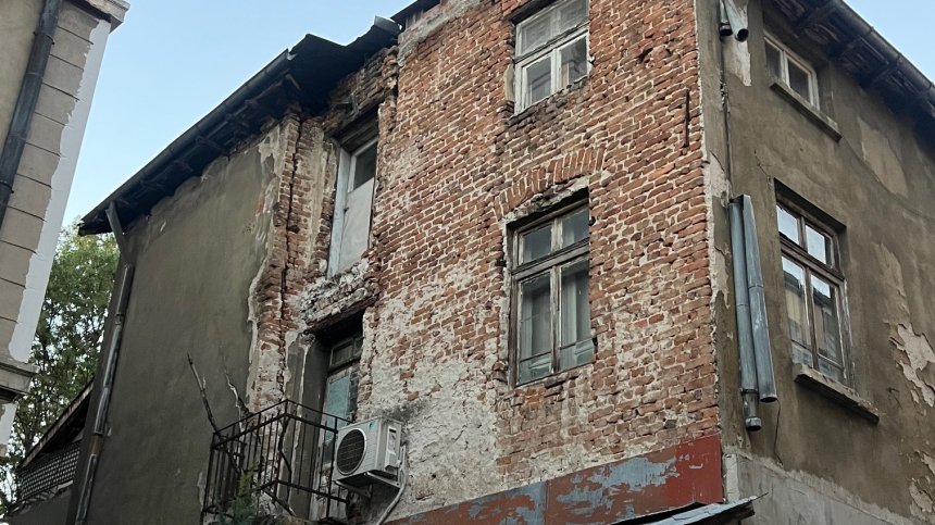 София: Опасна сграда общинска собственост се руши, реакция няма