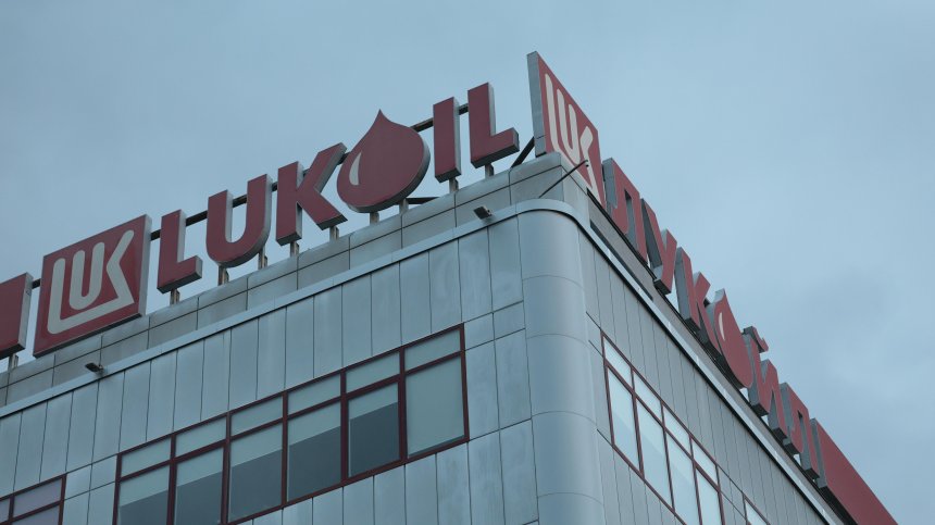 Нов план: Държавата да придобие "Лукойл" през ББР
