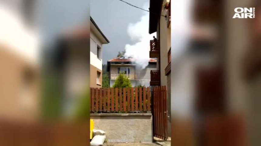 Мълния порази къща в Самоков