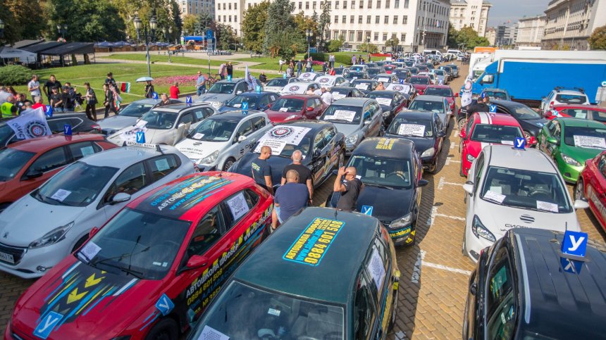 Протест и контрапротест заради промените при шофьорските курсове