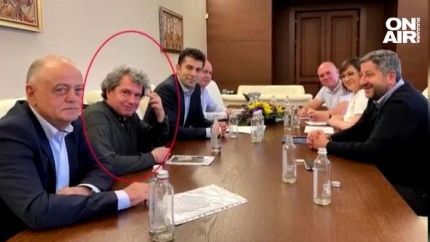 Случаен ли е кадърът със средния пръст на Тошко Йорданов на коалиционния съвет?