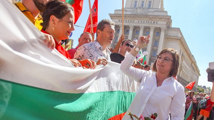 Нинова: Борисов ще остане в историята с чекмедже с пари и пистолет