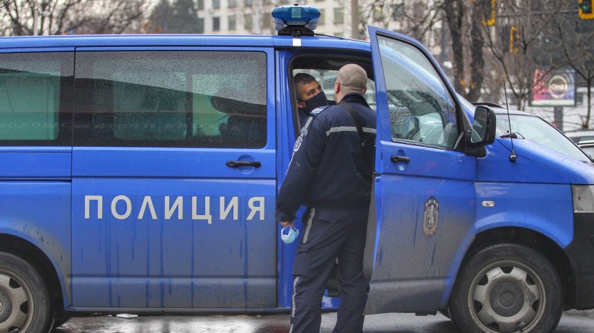 Британец уби приятелката си с нож и я зарови в двора на къщата си в Бургаско
