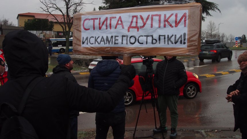 "Дупките са жестоки": Жителите на "Траката" готови да сезират и ЕП