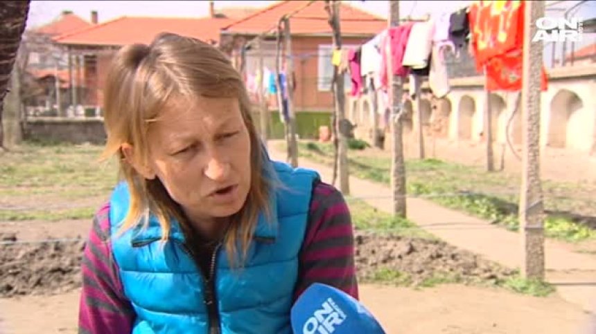 Майката на 12 деца, която роди на площада в Баня... дължи милиони на държавата