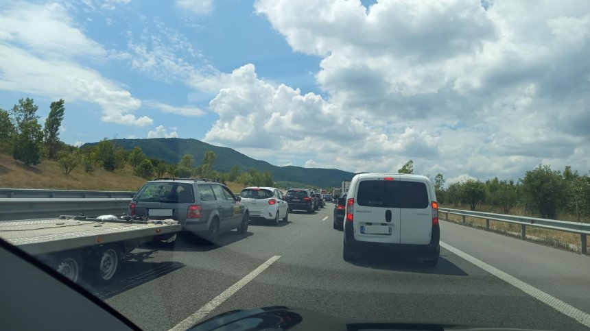 Опашка от коли на АМ "Струма" заради аварирал ТИР