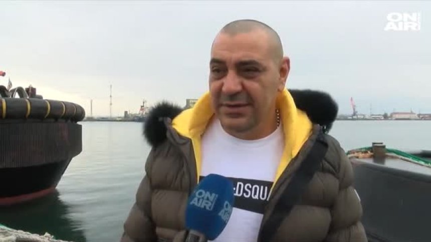 Бургазлия улови на въдицата си морска лястовица