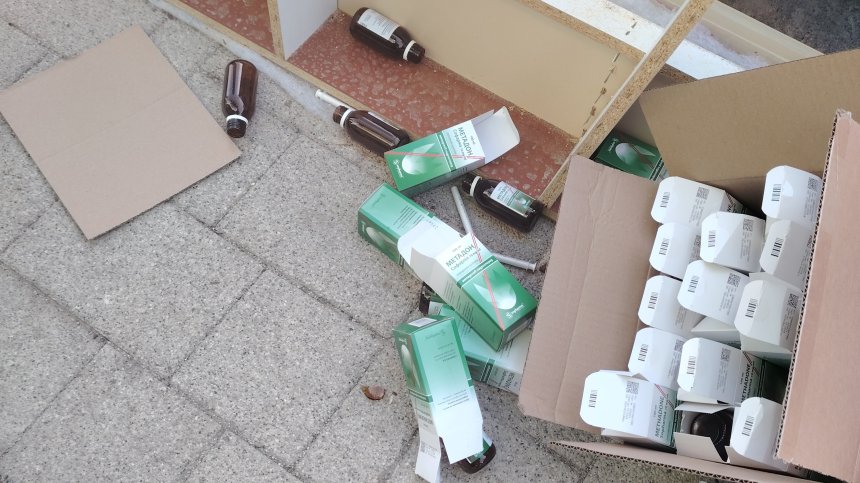 Разхвърляни спринцовки и флакони метадон край детска градина в София