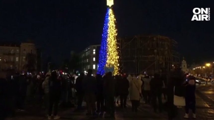 Коледна елха грейна в центъра на Киев, експлозии разтърсиха украинската столица