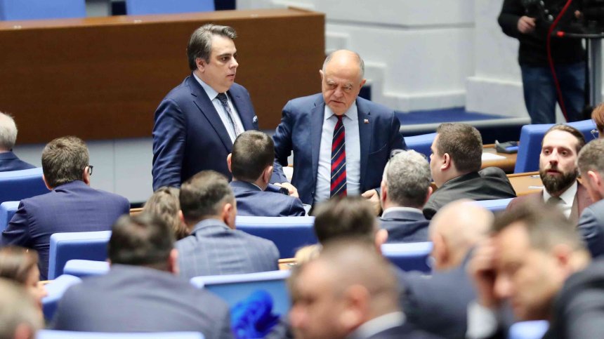 Скандали и взаимни обвинения в НС при гласуването на бюджетната рамка (ВИДЕО)