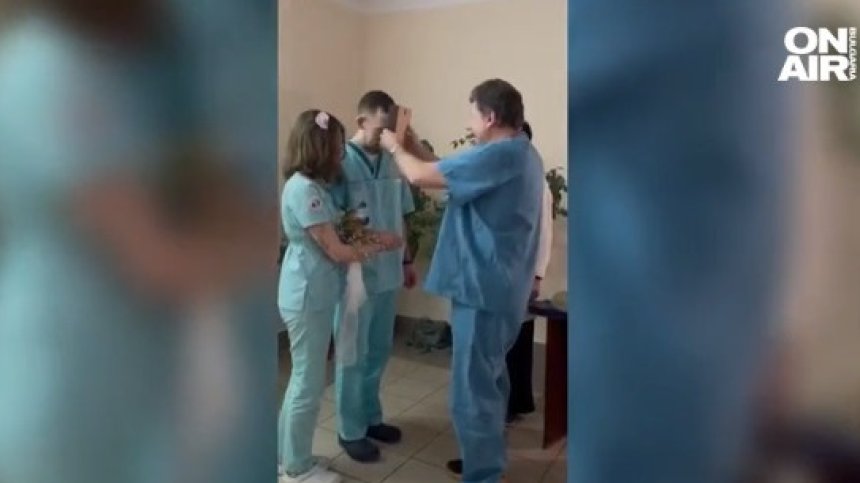 Сватба между бомби - медици се ожениха в болница в Киев
