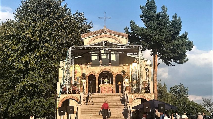 Хиляди вярващи се стичат към местността Кръстова гора 