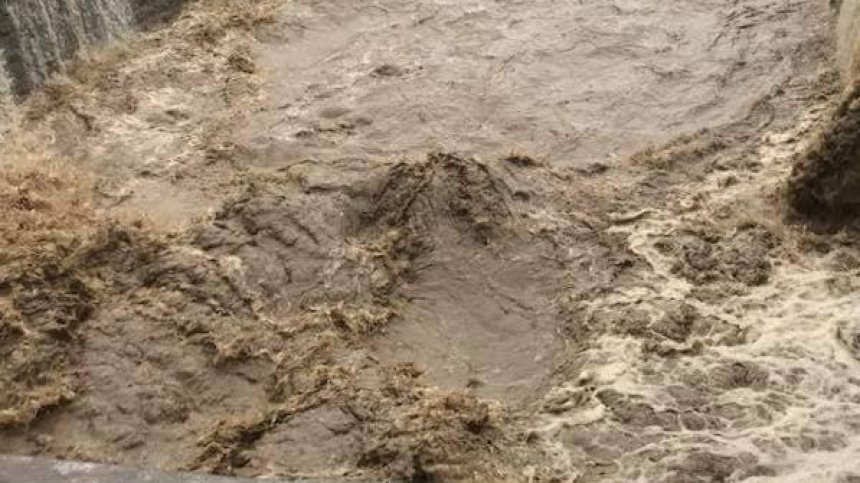 Бедствие в Родопите: Река отнесе мост в Крумовградско, хора са във воден капан (+ВИДЕО)