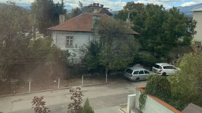 С риск да бъдат блъснати, пешеходци вървят по улица в "Горубляне" заради неизползваем тротоар