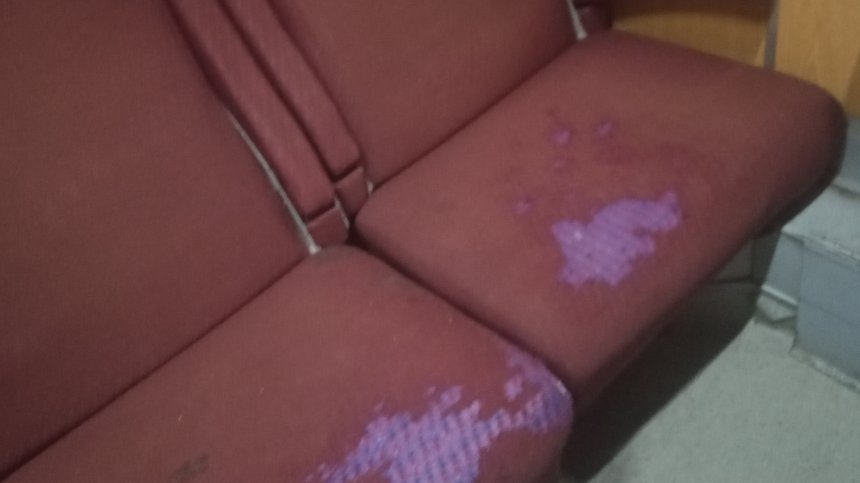 Първа класа ли? Вагоните на влака София - Септември са в окаяно състояние